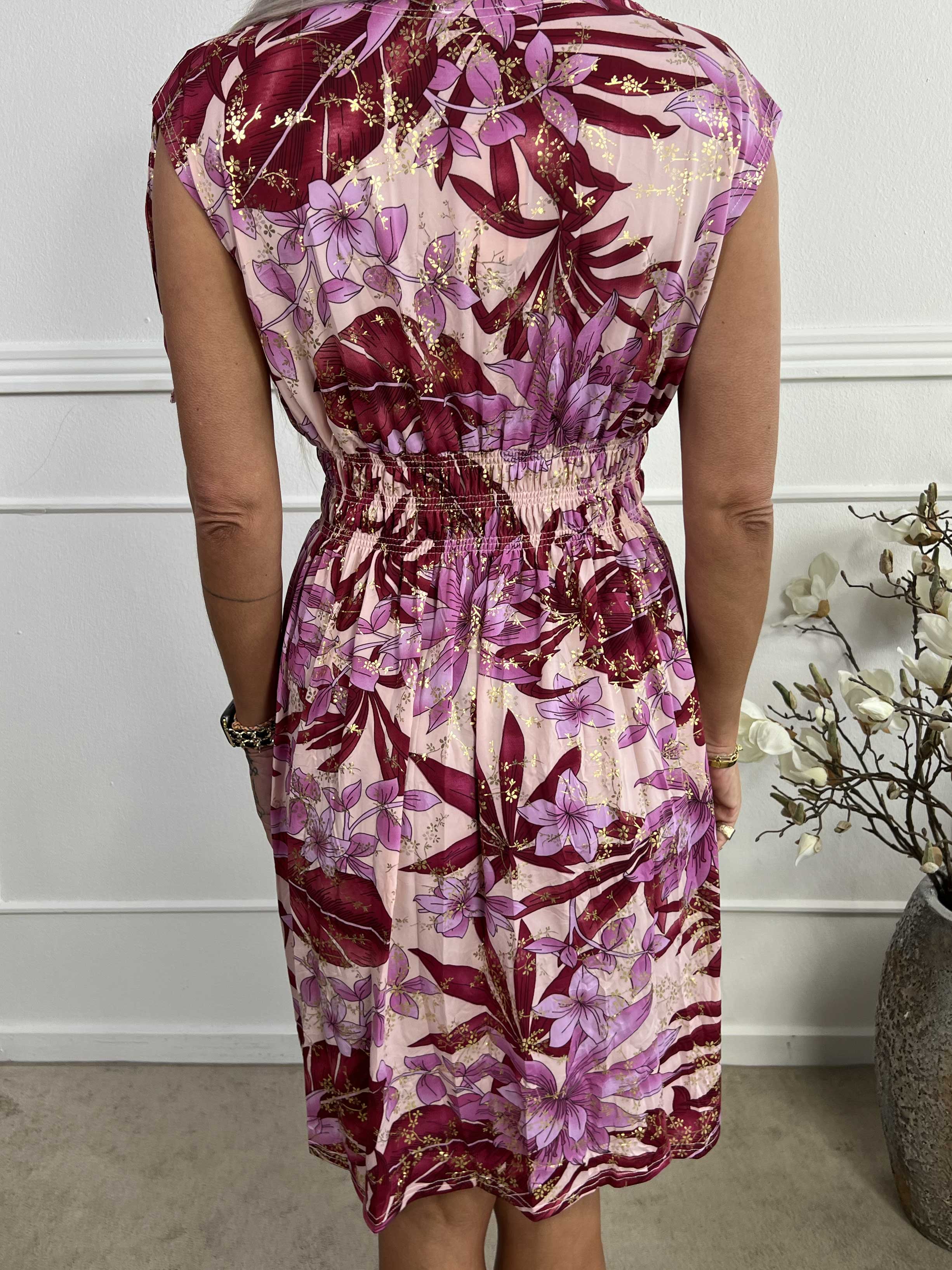 Pams Short - Kort elastisk klänning i skrynkelfritt material